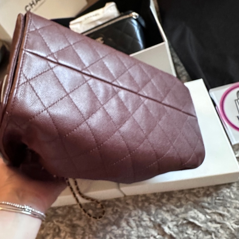 ❌SOLD❌Chanel 25 Small Handbag S25 Brown Grained Calfskin – Fresh from Boutique - Picture 13 of 16
